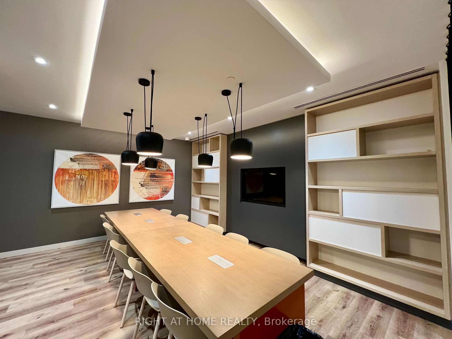 159 E Wellesley St 2404