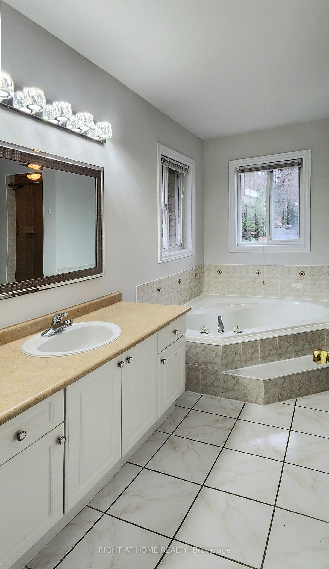 39 Bloom Cres