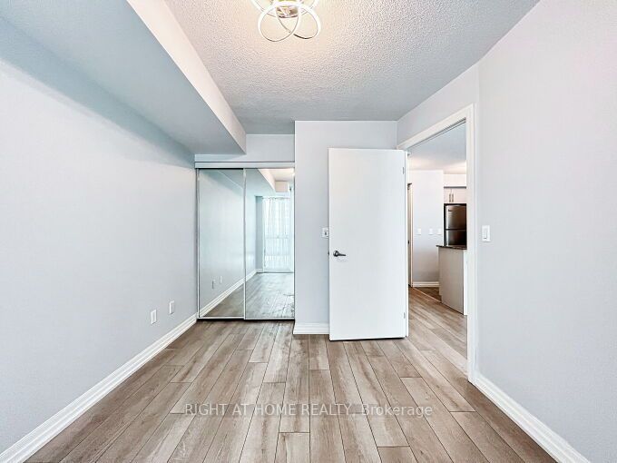 16 Yonge St 803
