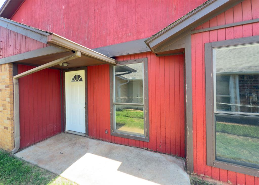 This 3-bedroom, 2-bathroom duplex offers an ideal location in the heart of Edmond - close to shopping, dining, and schools. Inside, you’ll find wood and tile flooring throughout the main areas, cozy carpeted bedrooms, and a warm, inviting fireplace. The home also includes ceiling fans in the living room and primary bedroom, plus a 2-car garage for convenient parking and storage.Property Features:3 Bedrooms2 BathroomsWood and Tile FlooringCarpeted BedroomsFireplace2-Car Garage