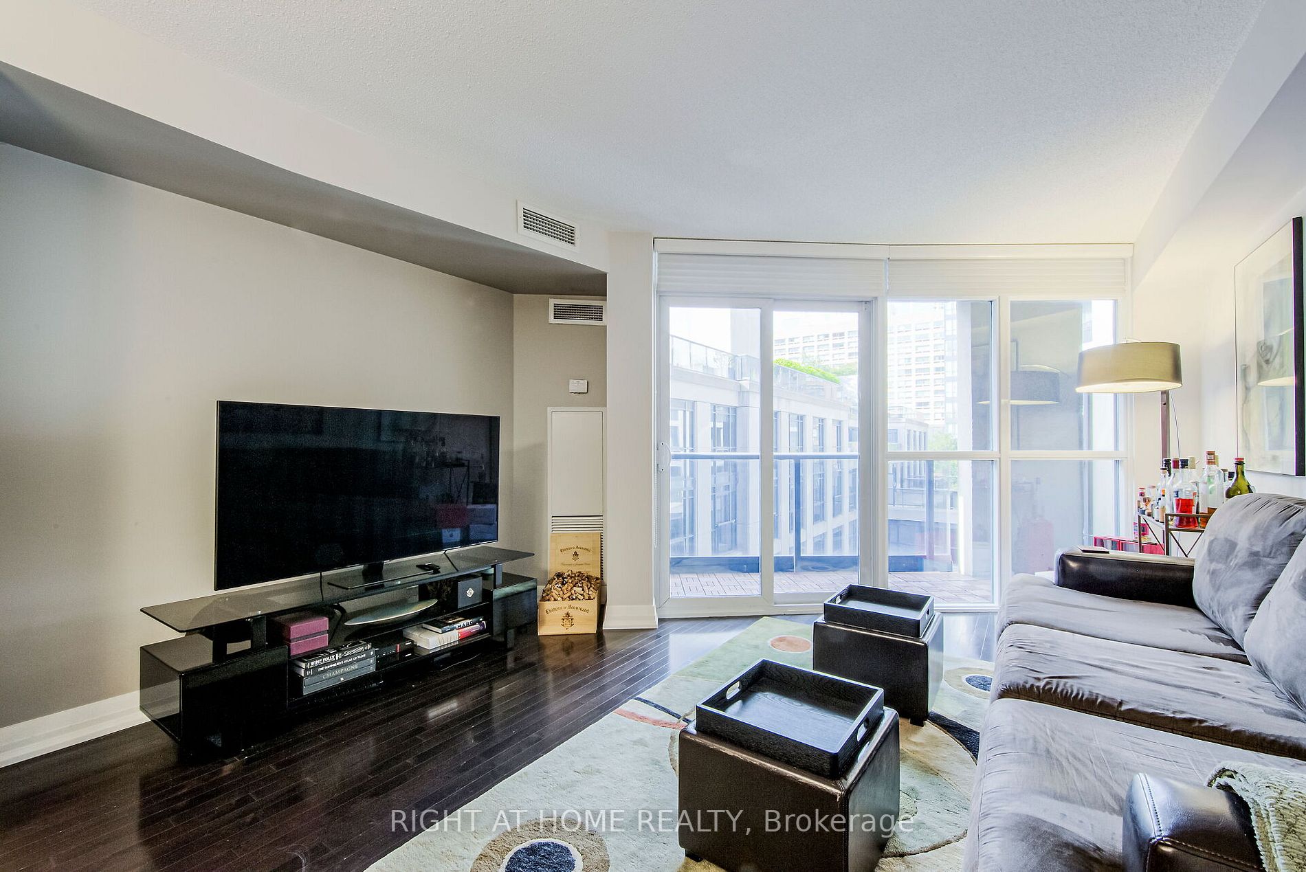 25 Carlton St 406