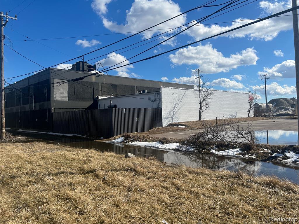 521 E 7 Mile Road