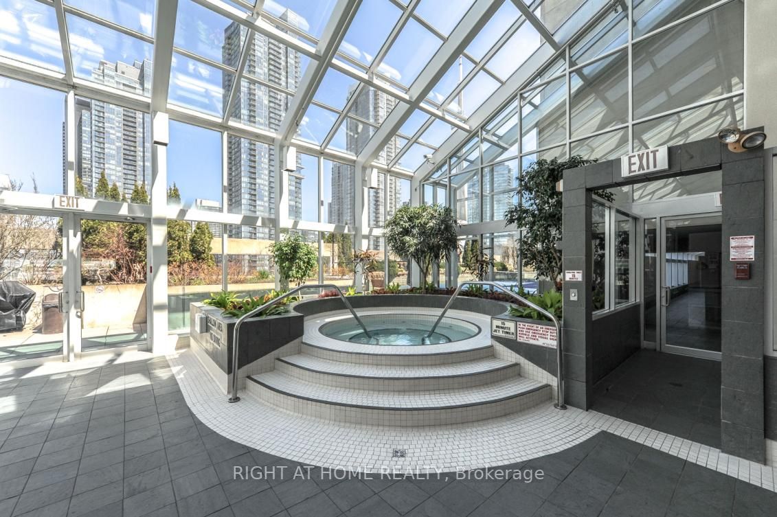 480 W Queens Quay 302W
