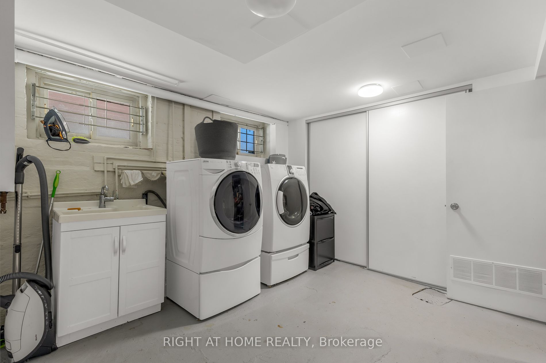 27 E Woodlawn Ave