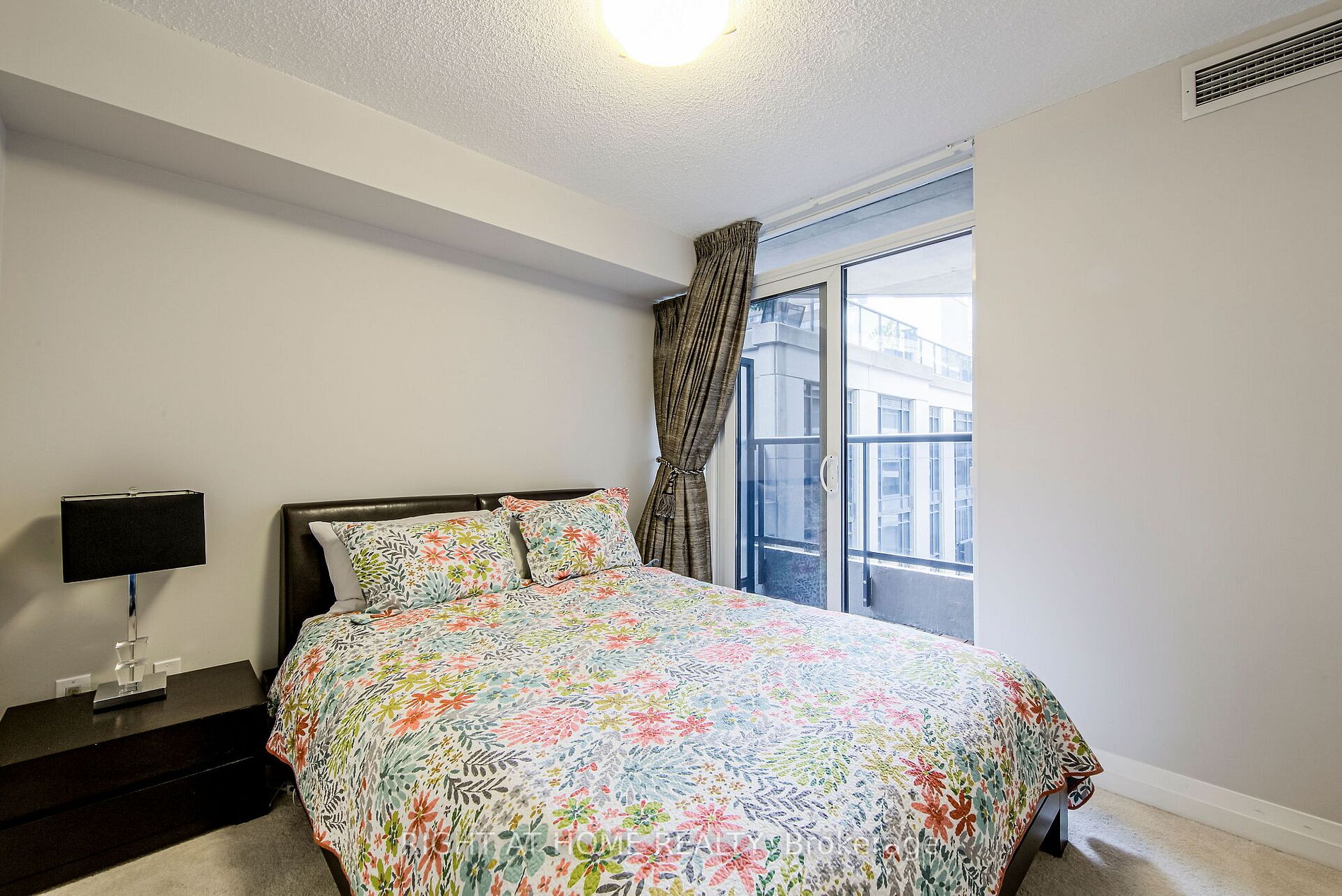 25 Carlton St 406