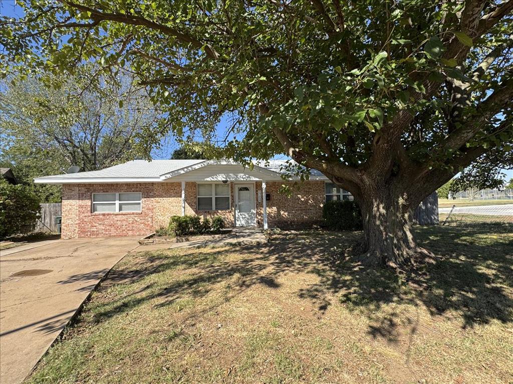 Great Home in an Excellent Norman neighborhood. This 3 Bedroom 2 Bathroom Home Provides a Large Living Room, Dining Area, Washer/Dryer Hook-Ups.  Within Walking Distance to Eisenhower Elementary and Lions Park, Which Includes a Stocked Lake, Disc Golf, Pavilion, Walking Trails, Playground, Picnic Tables, Shelter and so much more. Right Across from the Neighborhood is the Norman Community Dog Park, Soccer Fields and Sutton Wilderness Park. Less Than Five Miles to OU and Shopping with Only a Fifteen Mile Drive to Tinker Air Force Base. This Home Provides the Perfect Location for Everything You Could Need.