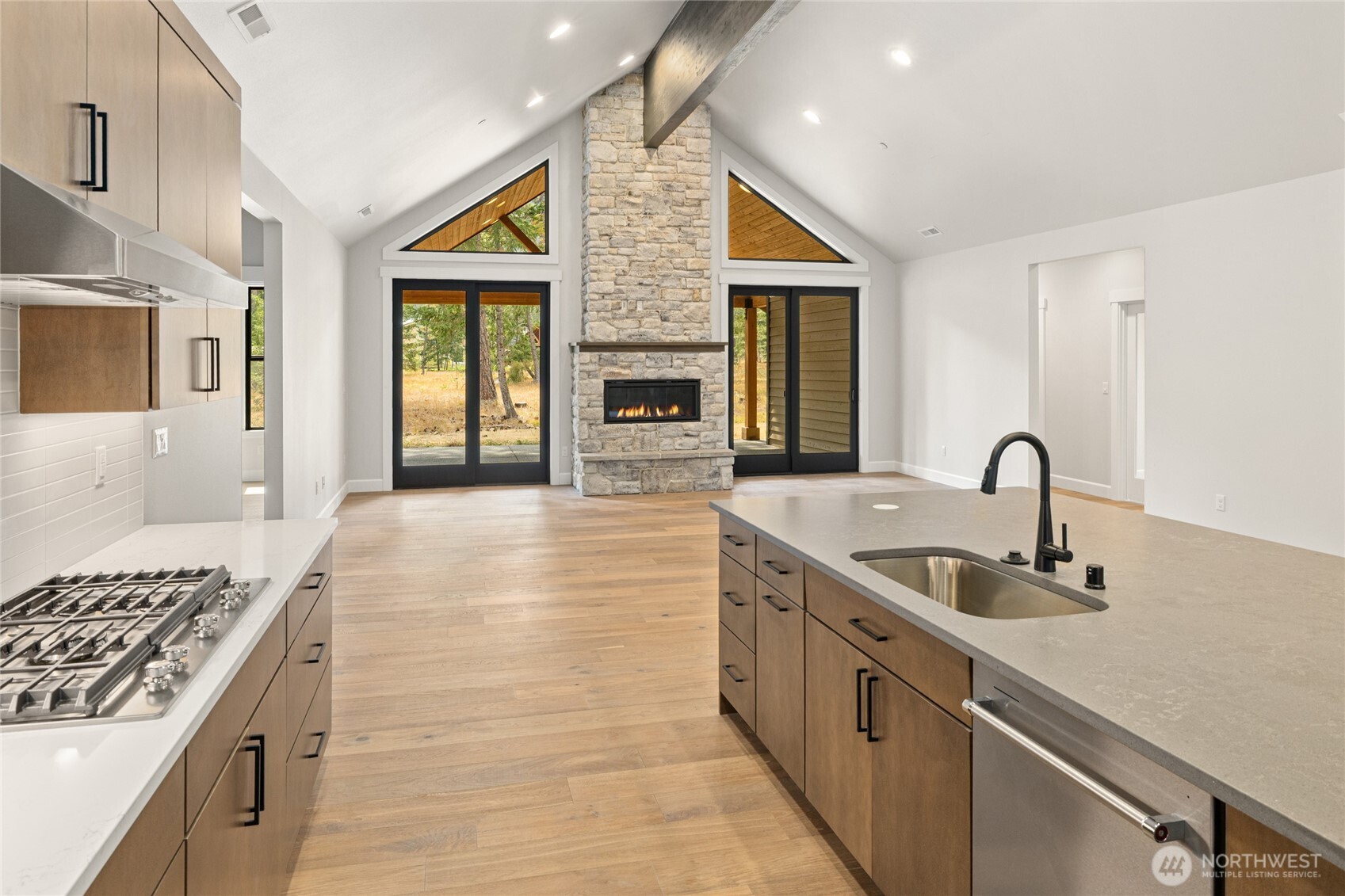 Gas range and quartz countertops
