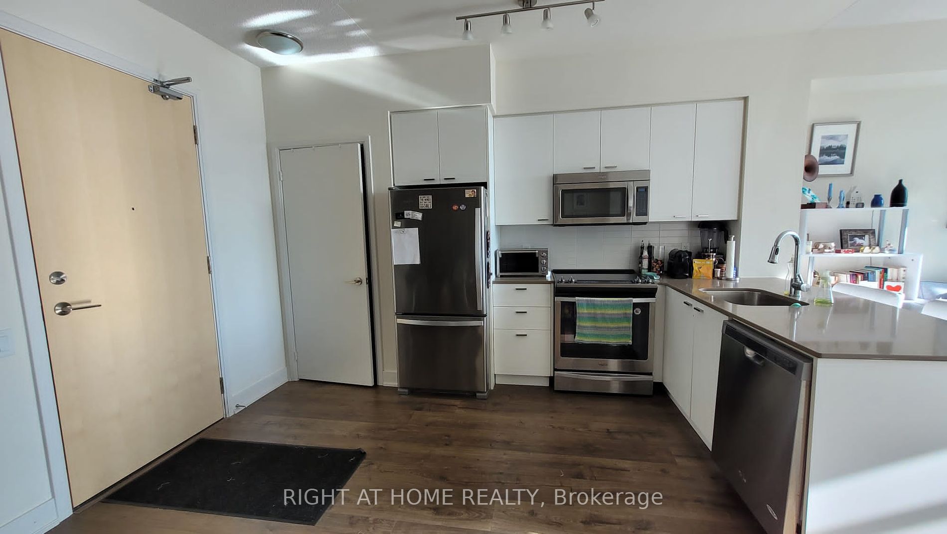 30 Roehampton Ave 2211