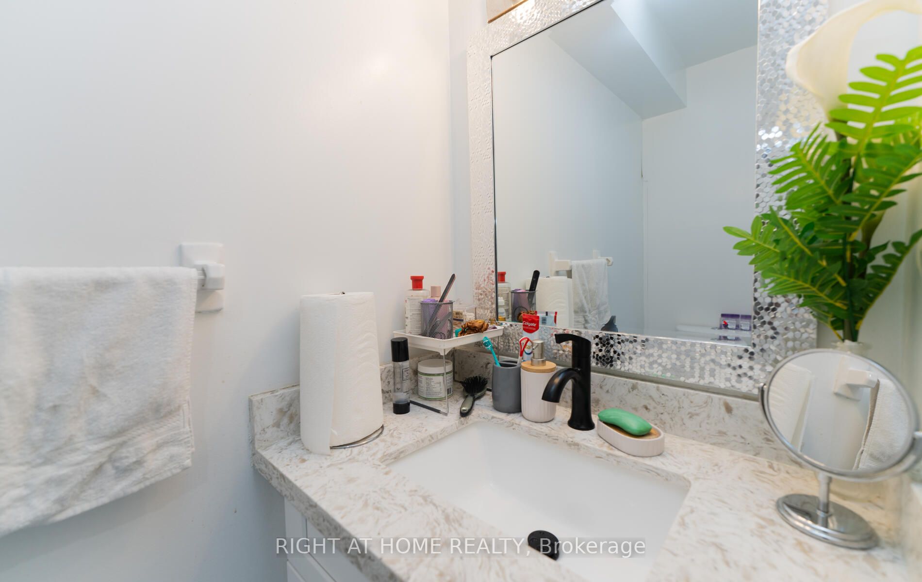 2472 E Eglinton Ave Th 19