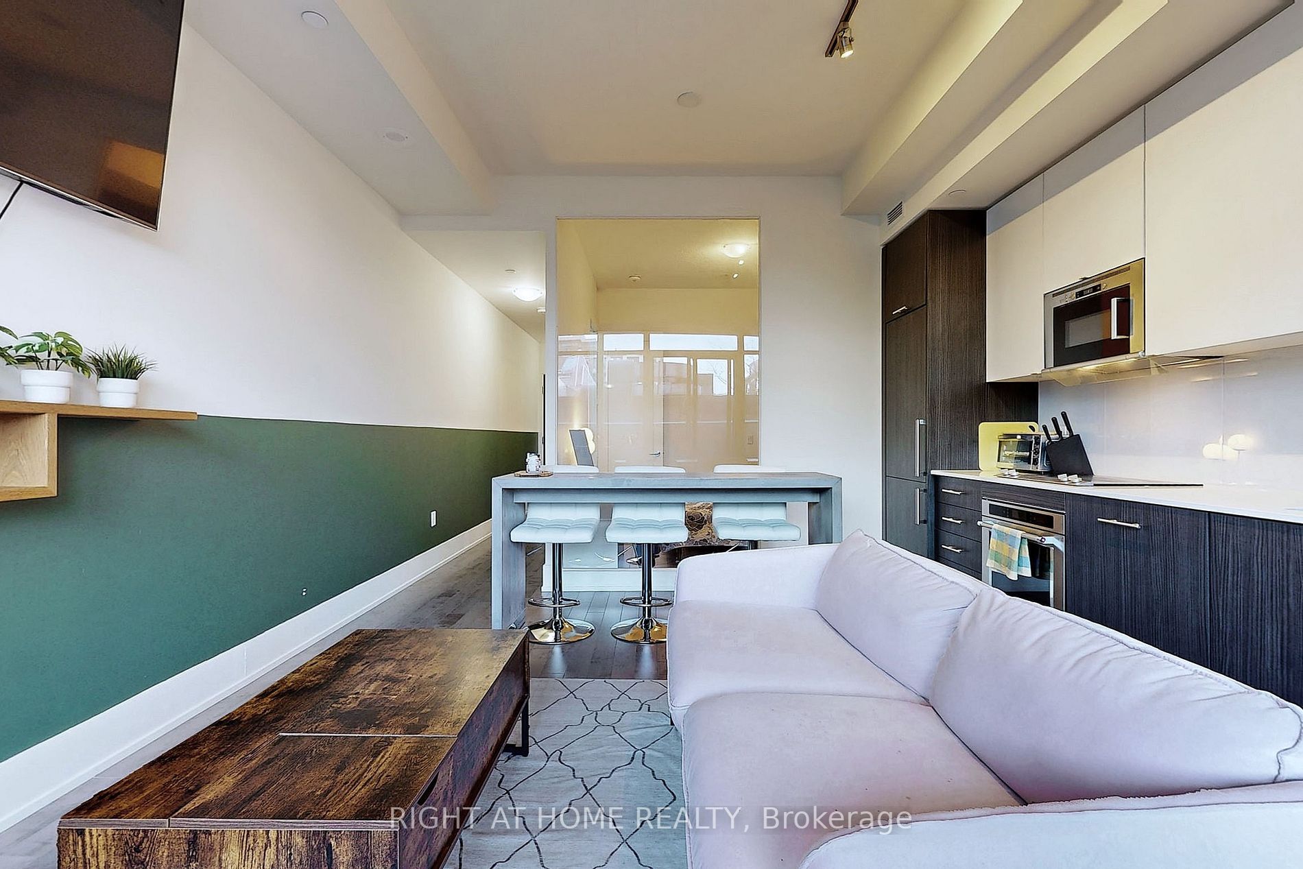 330 W Richmond St 209
