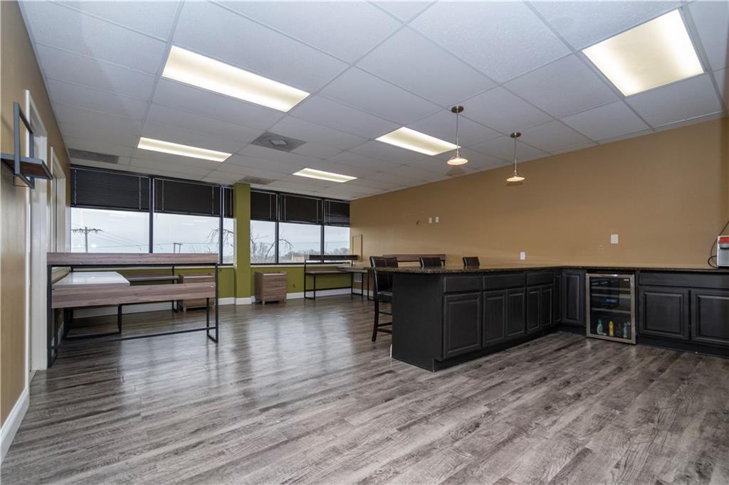 8320 N Oak - 222 Trafficway