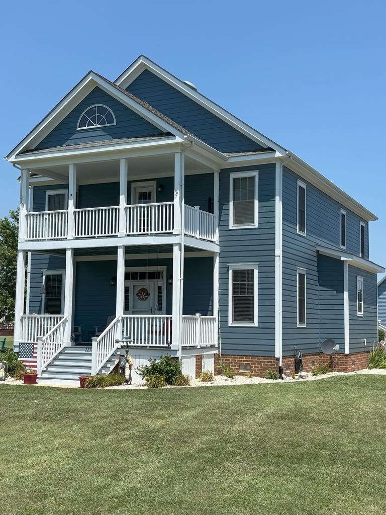 Spacious home in great neighborhood. Community amenities include boat docks on Kings Creek, pool, tennis & fitness trail. Assigned boat slip #74 conveys with this property. First floor w/ 10'ceilings, open concept living/dining area & gleaming hardwood floors. Open kitchen with tiled floor, large center island with stand alone ice maker. Smooth top range with microwave above & plenty of cabinet space. Covered front & back porch +2nd floor covered porch off of owners suite. 24'x36' boat garage with extra storage space. Very well maintained home.