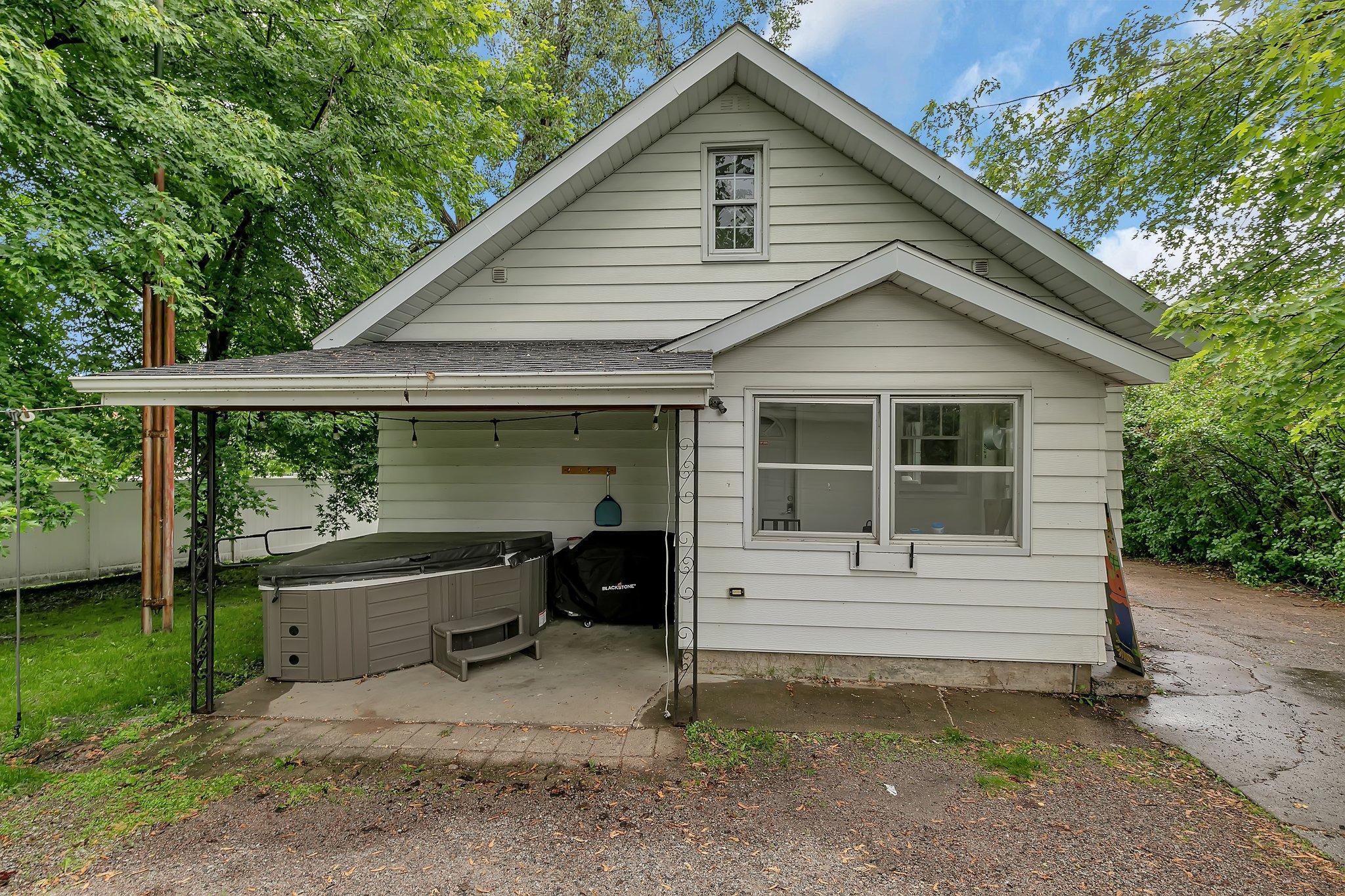 17 Riverside Avenue S