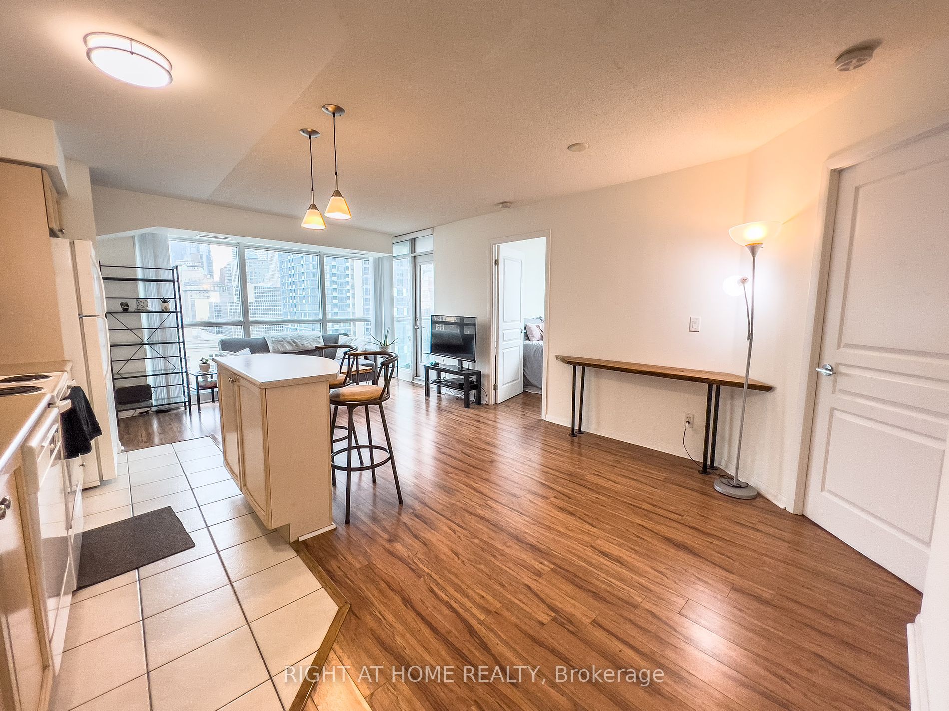 18 Yonge St 1405
