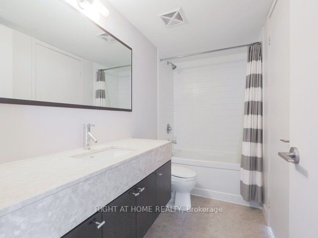 126 Simcoe St 3105