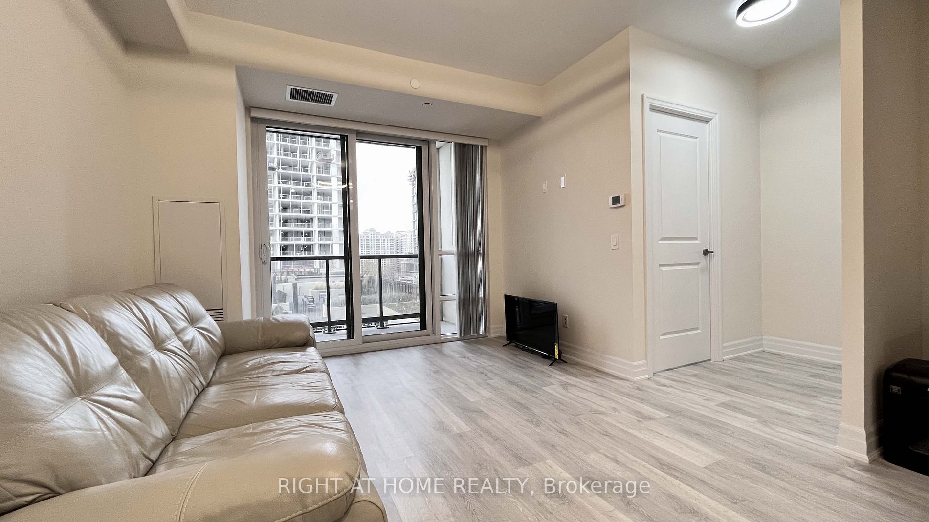 9085 Jane St 811
