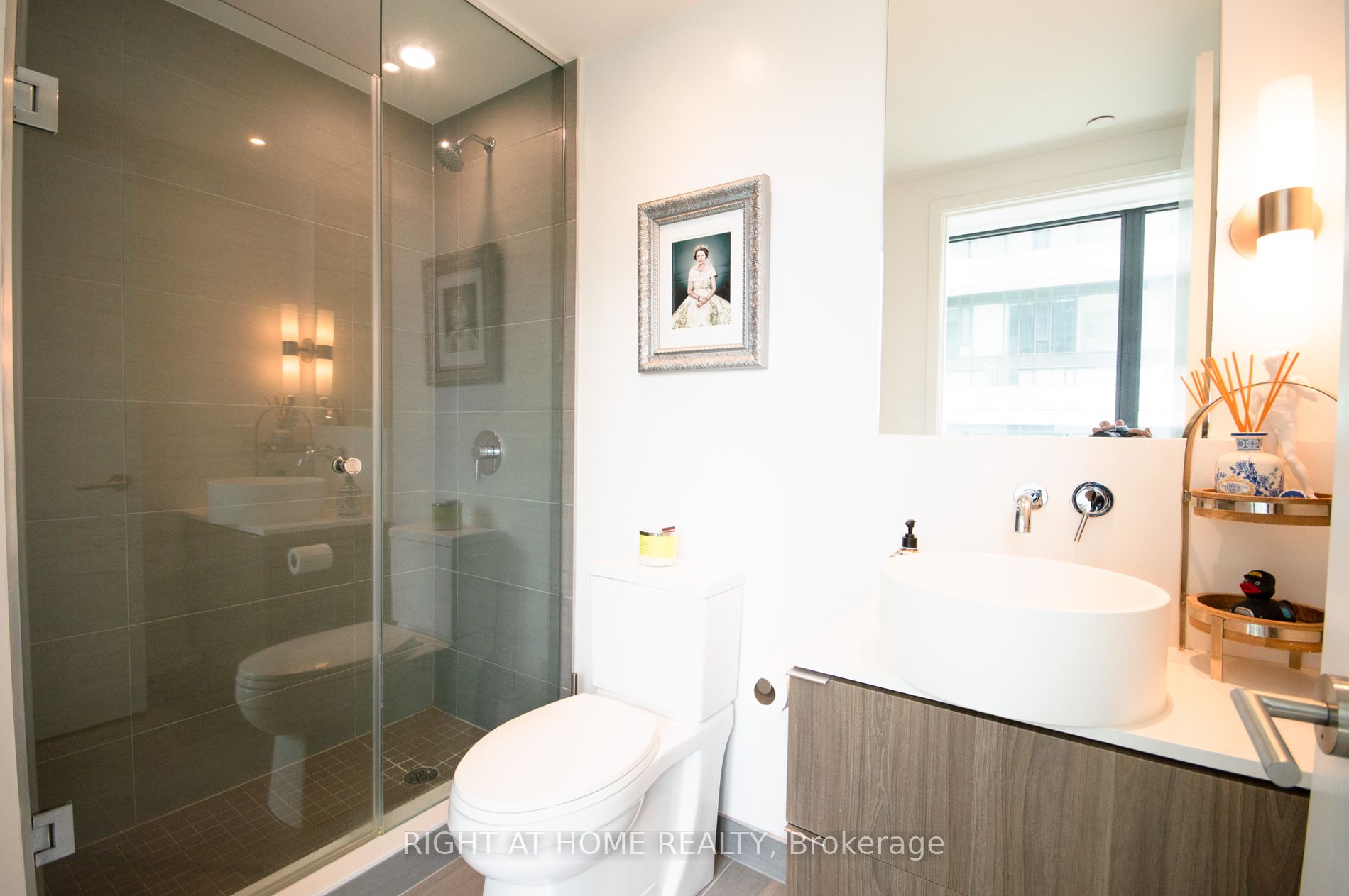 161 Roehampton Ave 709
