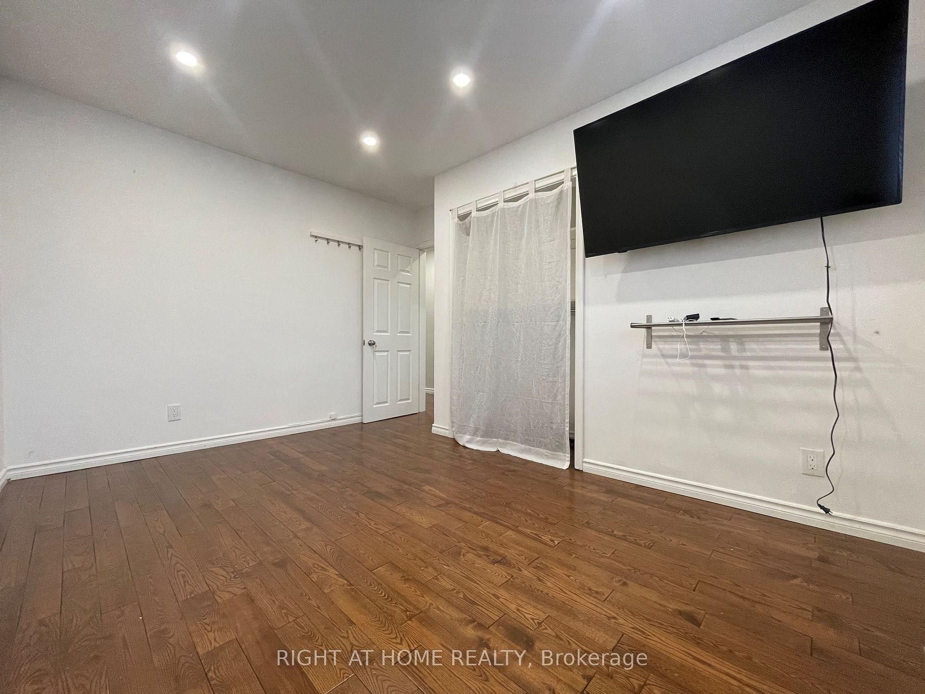 22 Neames Cres Room C