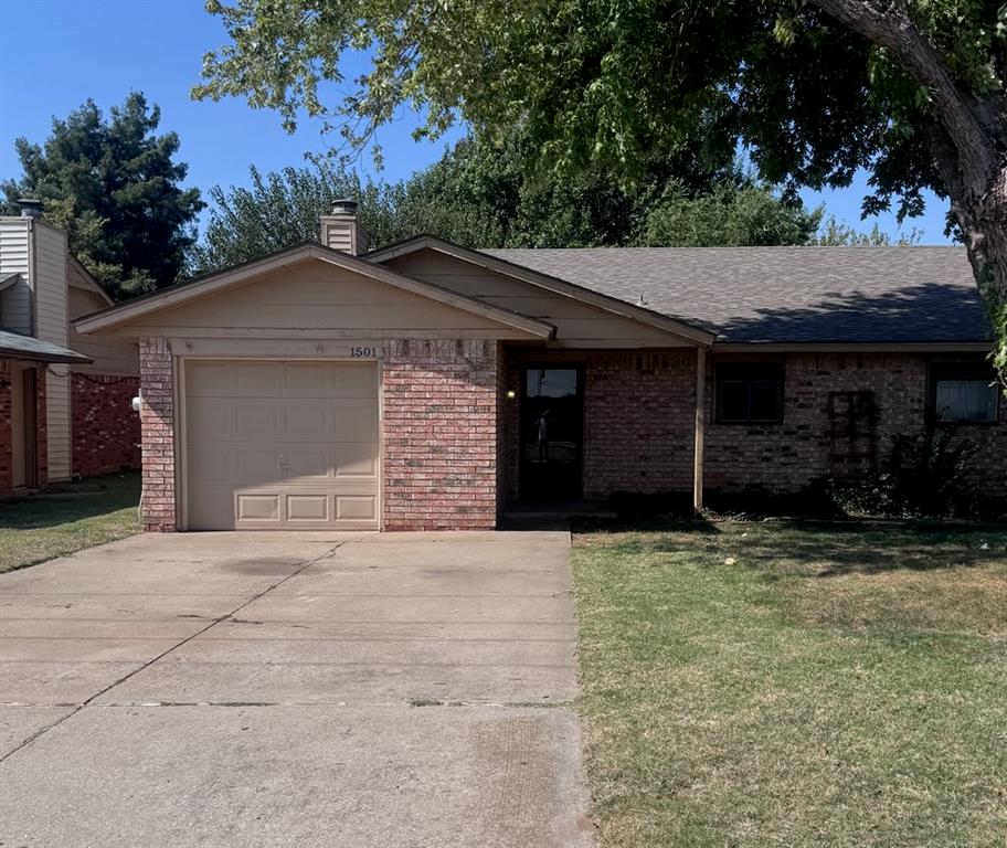 2 bed 2 bath duplex close to Edmond North Highschool and UCO. Fenced in backyard, walk in shower, french back doors, an oven, dishwasher, and w/d hookups!