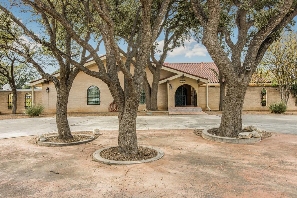 Spacious 4 bed, 3.5 bath home in a great Odessa location! Featuring 3 living areas, soaring ceilings, and plenty of room for entertaining. With 3 garages and a versatile layout, this move-in ready home offers comfort, style, and space for all your needs. Perfect for a growing family or anyone wanting extra room!