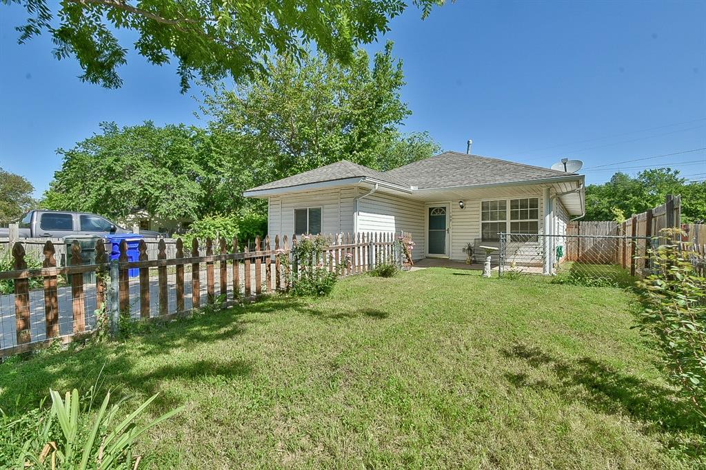 Step into this Charming 3-bedroom, 1-bath home just minutes from the OU campus! Featuring a spacious living area, updated kitchen, and cozy bedrooms. A perfect sized backyard for relaxation! This home offers comfort and convenience in a prime location—perfect for students, faculty, or game day enthusiasts.