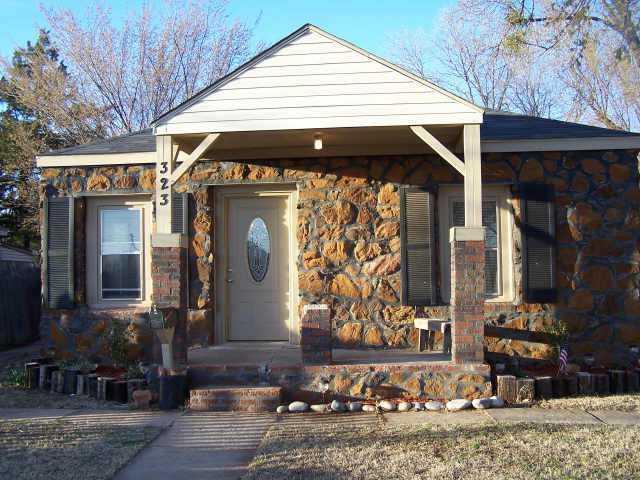 2 bedroom, 1 bathroom bungalow style home located in sought after Edmond Schools.