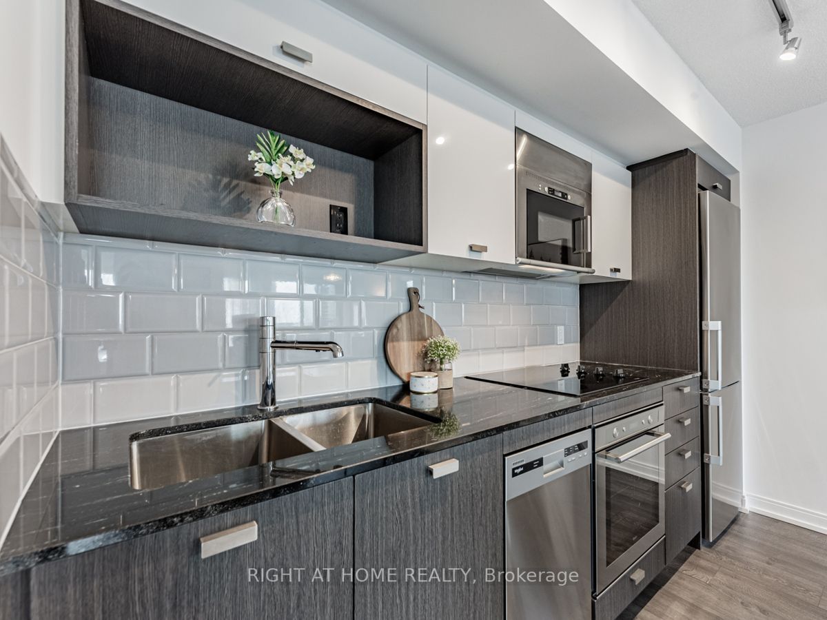 275 Village Green Sq 2716
