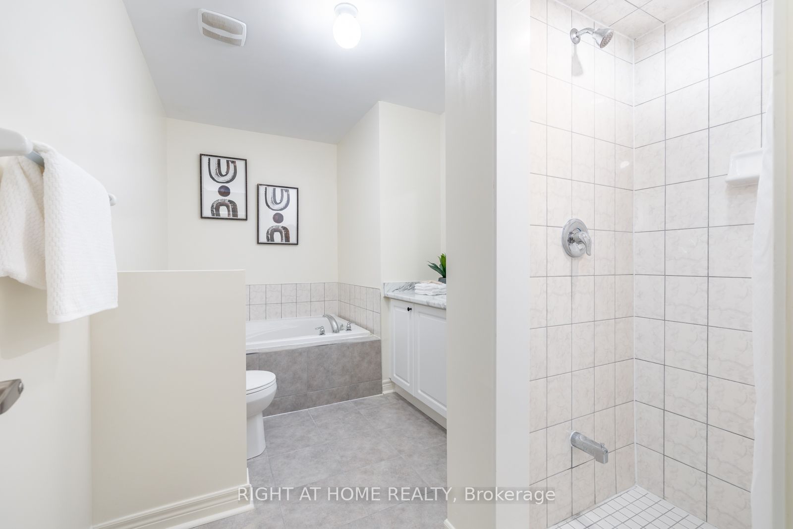 1265 Jim Brewster Circ
