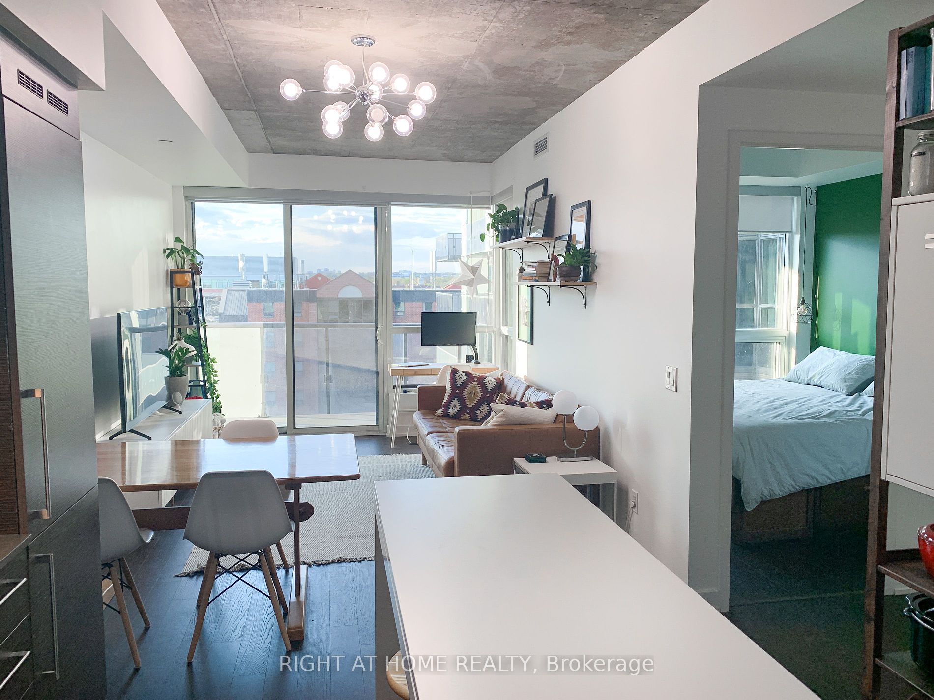 1030 W King St 834