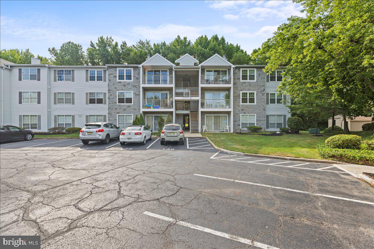 Welcome to this beautifully updated two-bedroom, two-bath third-floor unit in the heart of Society Hill, Hamilton. Featuring laminated floors in the living room, dining area, and hallway, and equipped with stainless steel appliances in the kitchen. Both bedrooms have new carpeting, and the primary ensuite bedroom boasts a walk-in closet. Enjoy the convenience of an in-unit washer and dryer. The community offers tennis courts, a pool, and unassigned parking.