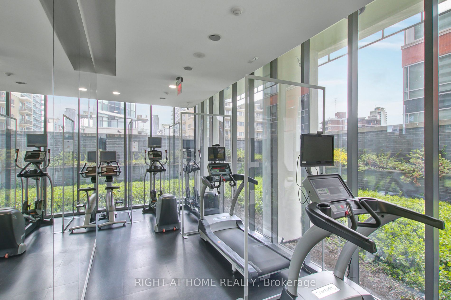 33 E Charles St 4009