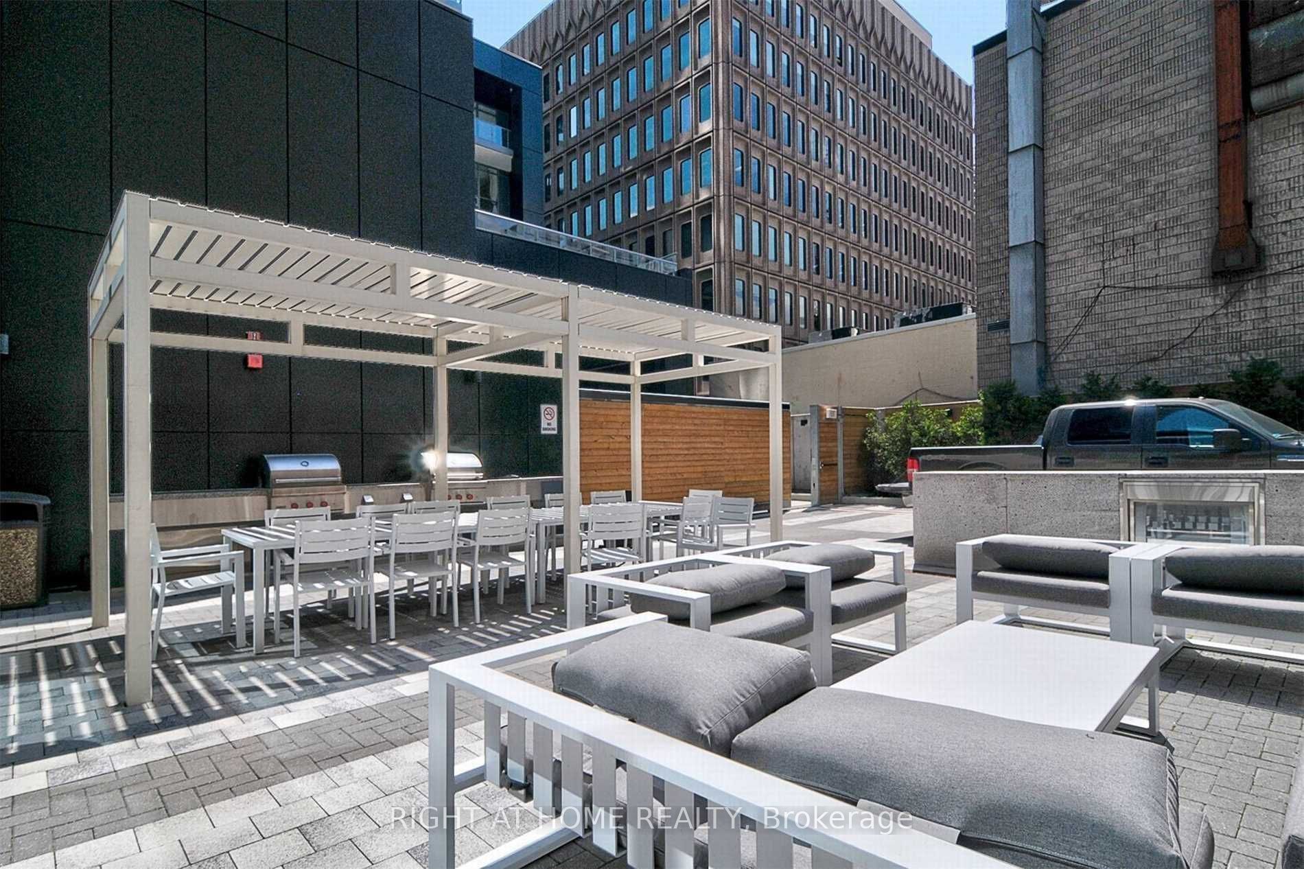 30 Roehampton Ave 1503