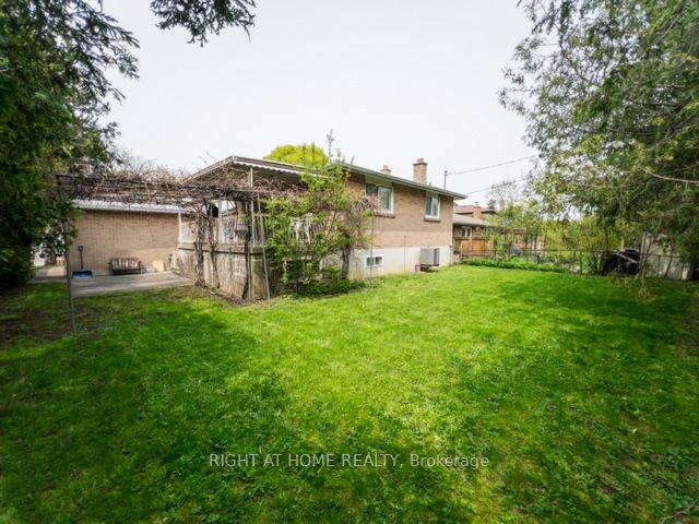 33 Donalbain Cres