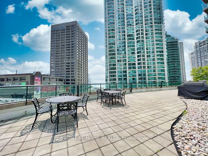 16 Yonge St 803