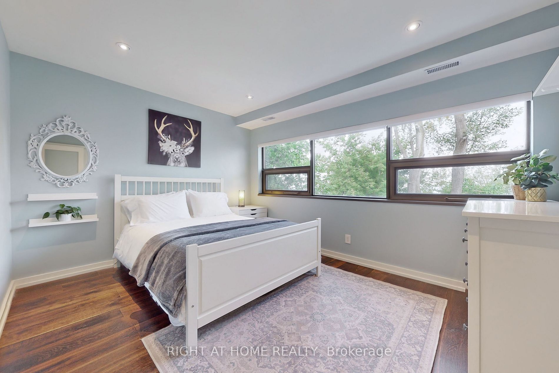 868 Danforth Pl