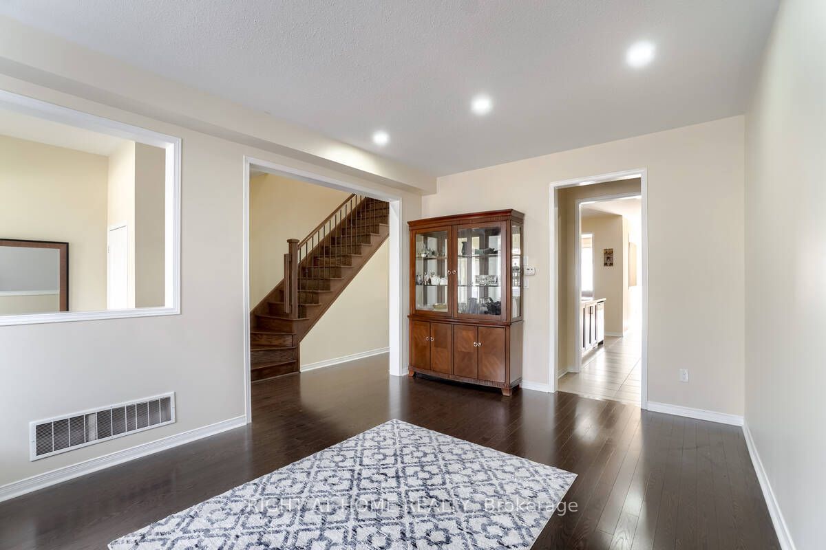 35 Thornapple St