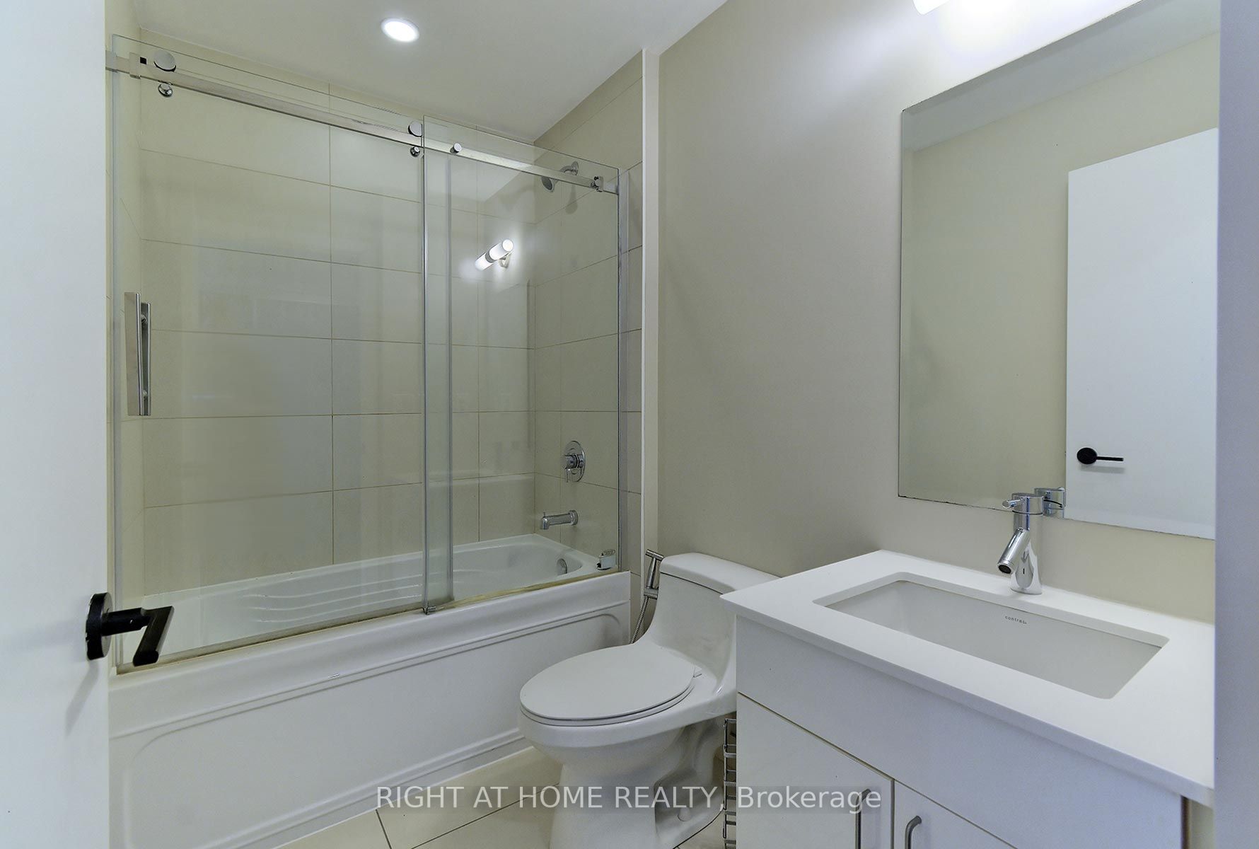 426 University Ave 3207