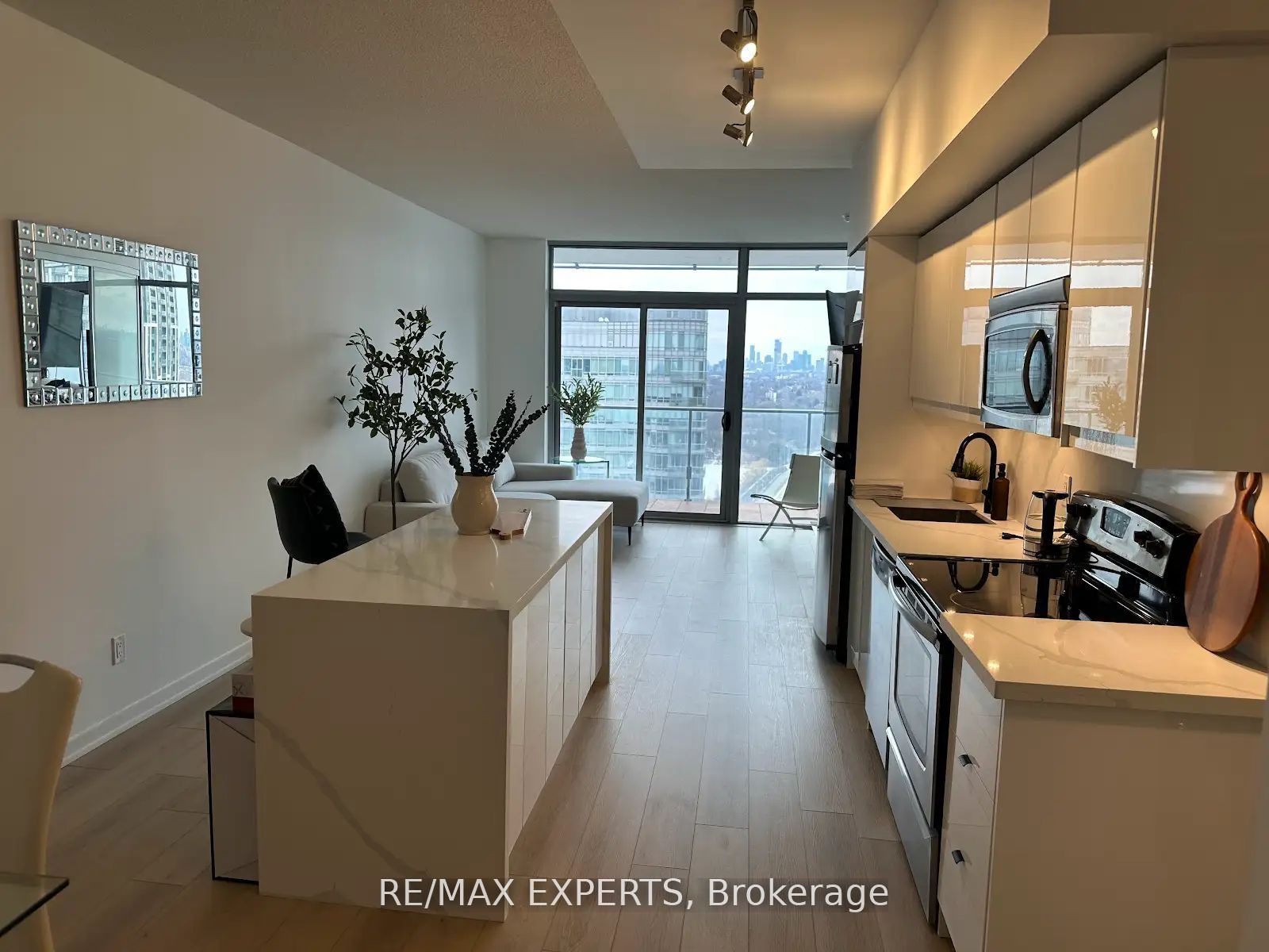 103 The Queensway Ave 2703