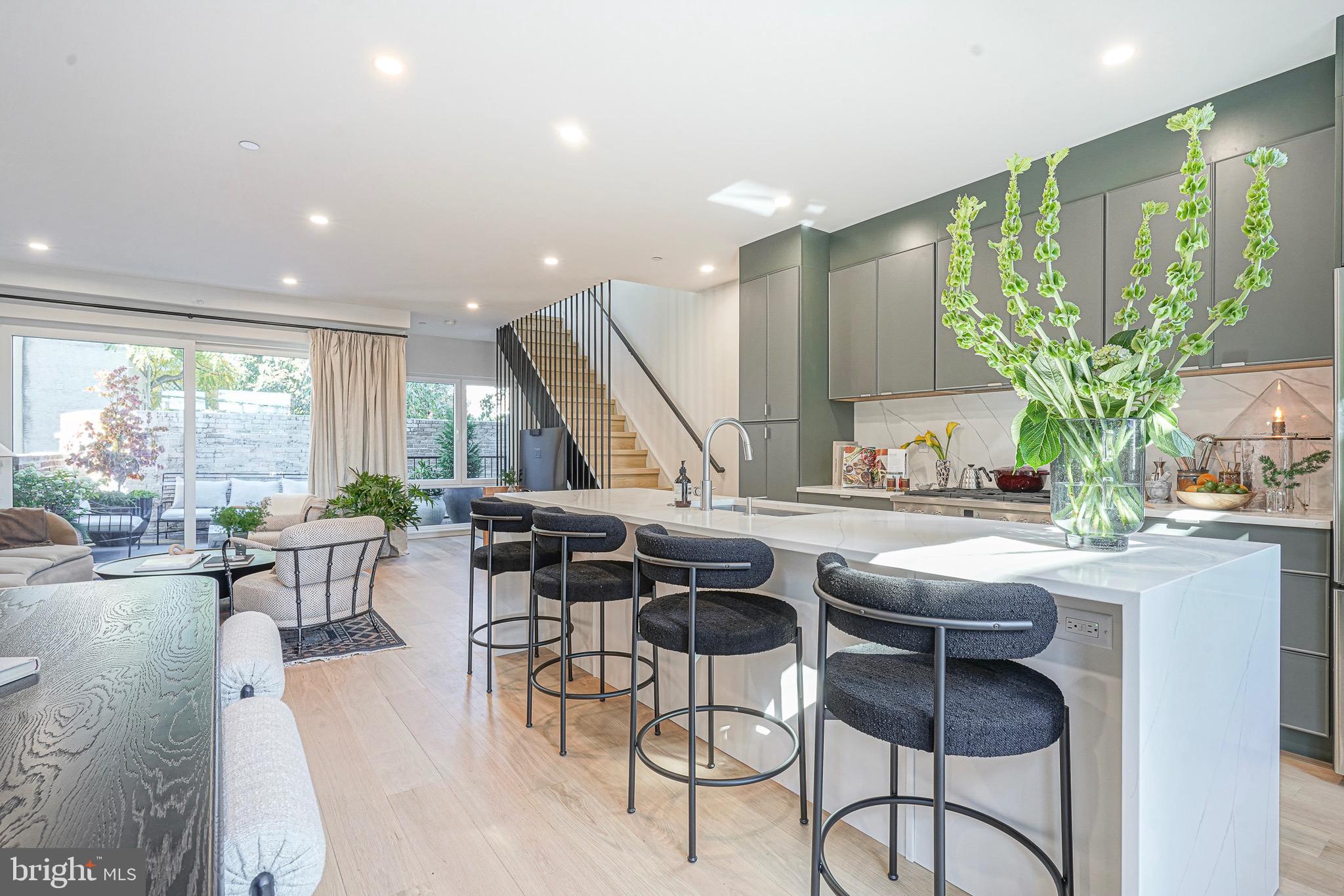 1102 E Columbia LOT 1