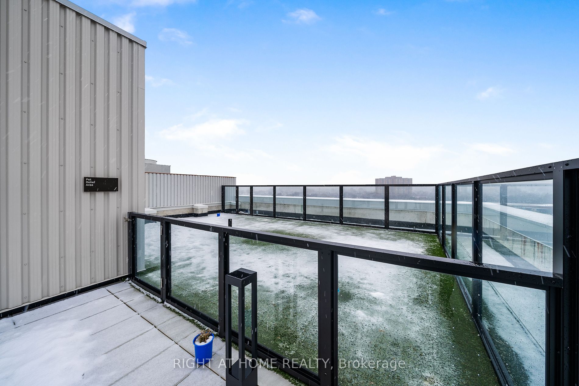 2720 Dundas St 520