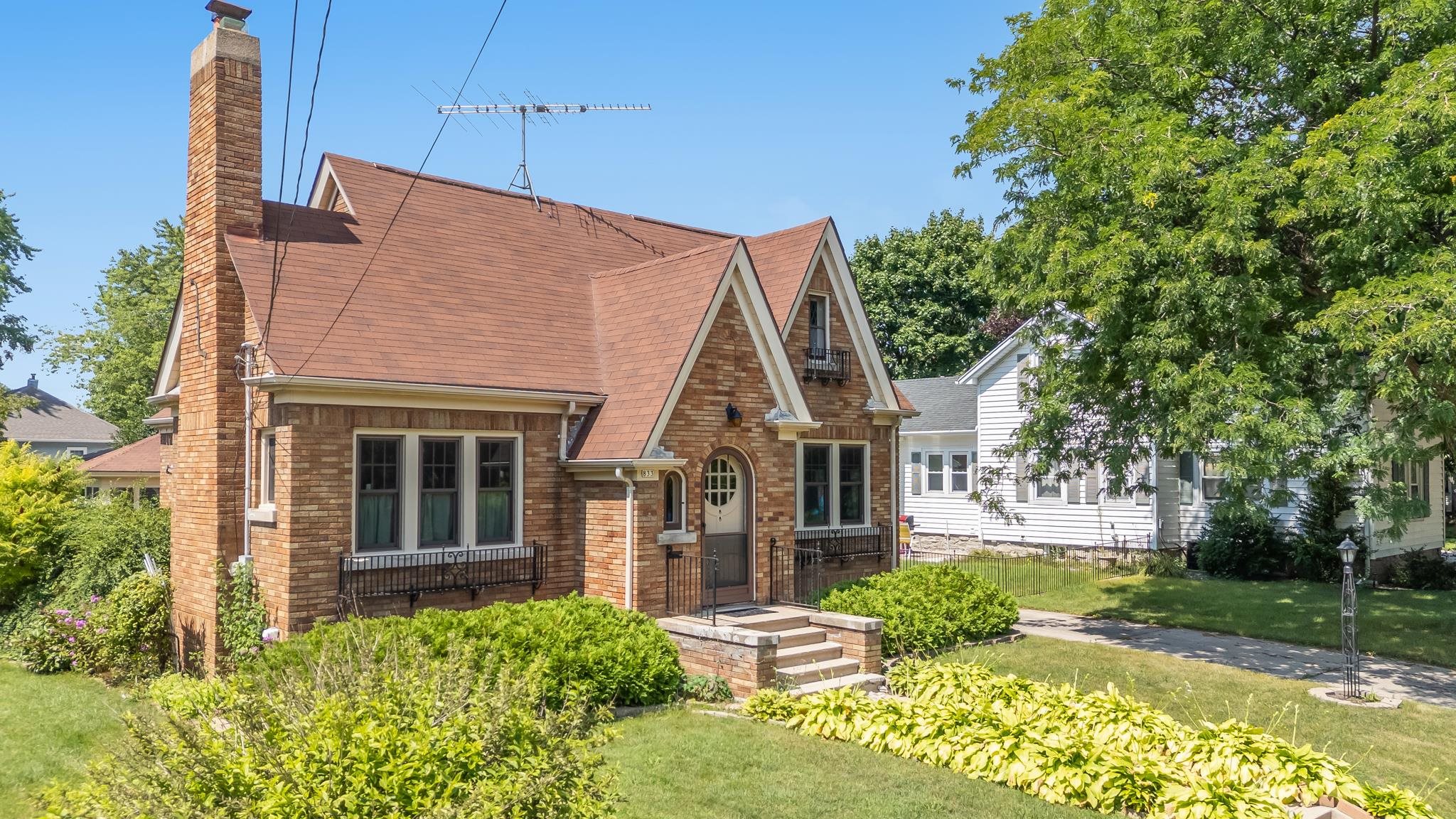 833 Eastman Street