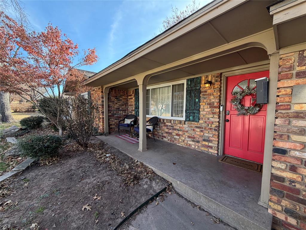 Adorable "Luke Rogers" 3 bed home ideally located near top-tier shopping and dining—Pottery Barn, Restoration Hardware, Williams Sonoma, Capital Grille, Mesero, Tommy Bahama, and more—with convenient access to everything. This home has a big back yard, 3 year old new roof, updated HVAC, updated hot water tank, circuit breaker panel, windows, refurbished antique hardwood floors, remodeled kitchen with charming brick masonry fireplace as well as a freshly remodeled bathroom. It's a great home in a cute neighborhood in the middle of it all.  Come see it before its gone!!