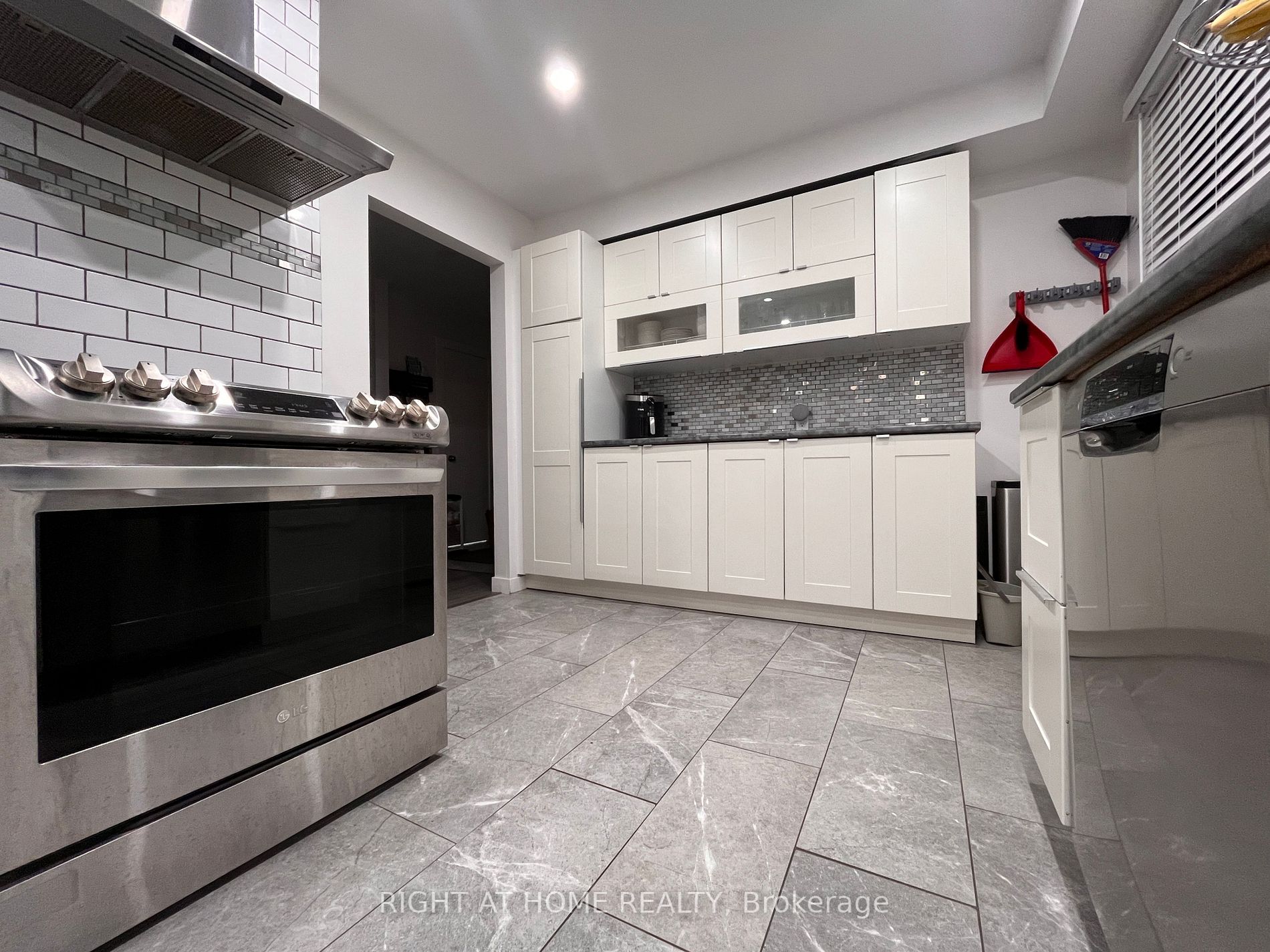 70 Fairmeadow Pl Upper