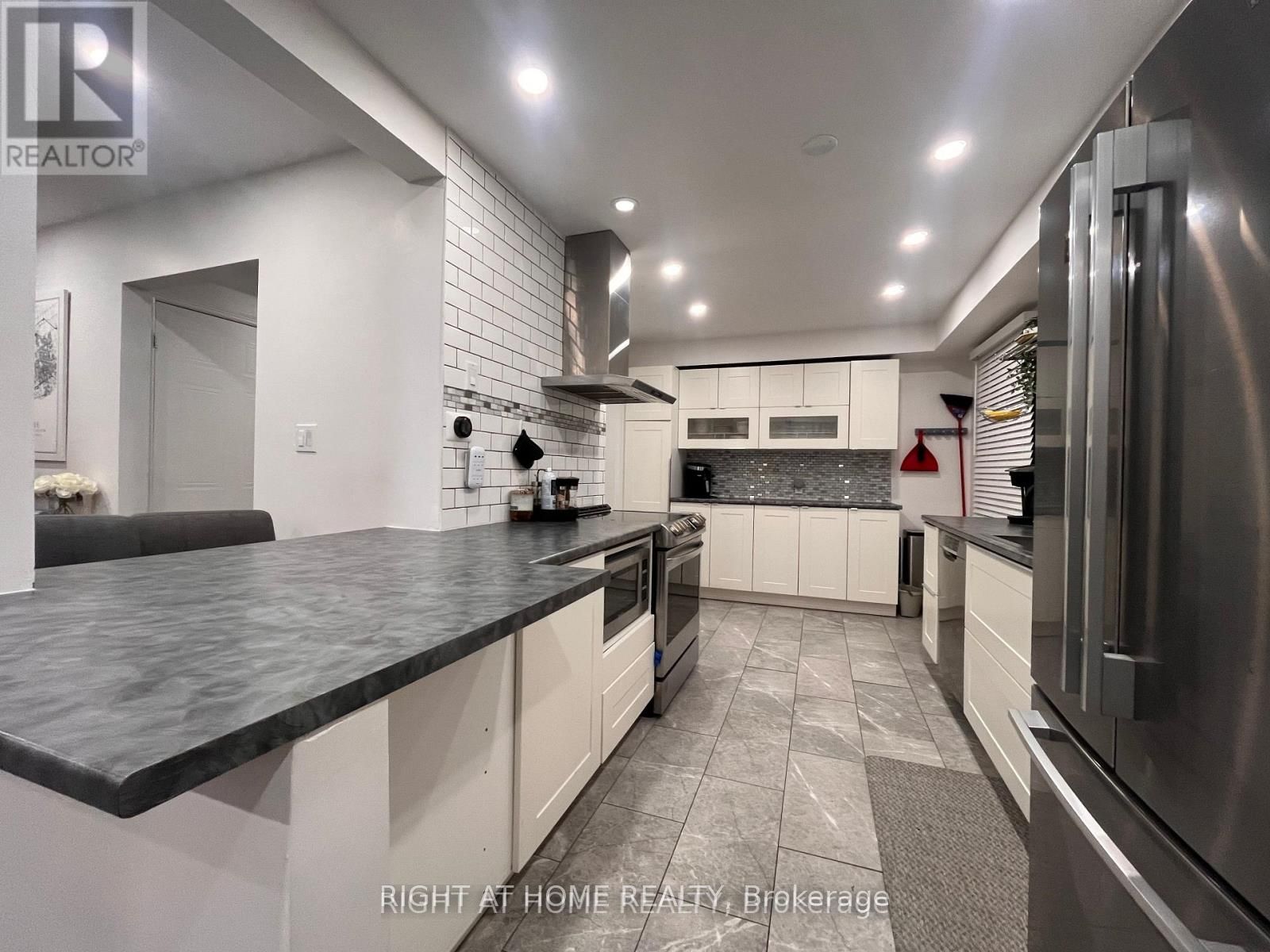 70 Fairmeadow Pl Upper