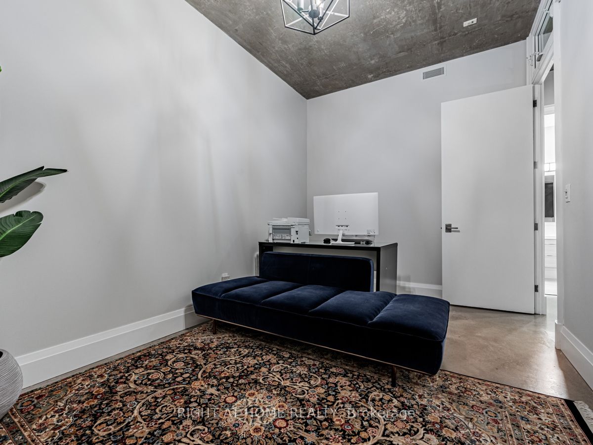 23 Brant St 704
