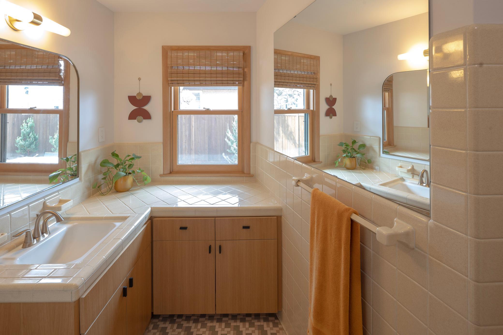 2420 Dunlap Street N