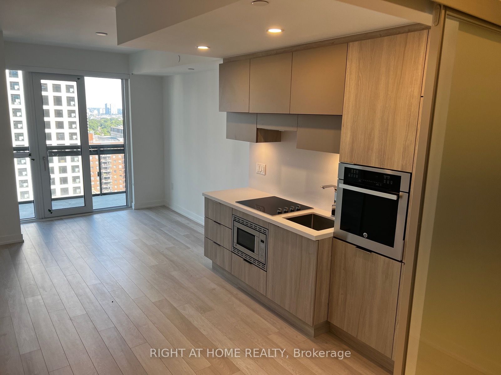 39 Roehampton Ave 1610