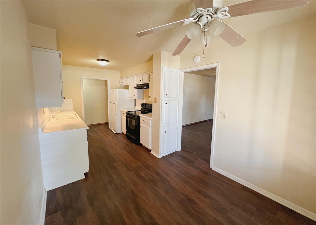 Nestled in the Southwinds Addition, just off the intersection of 15th and Boulevard, you'll find this charming duplex.This property is located at the end of a quiet street, providing privacy. A great covered lot with a 2-car garage adds practicality.Step inside, and you'll find a 3-bedroom, 2-bathroom home, offering 1248 sqft of living space. The kitchen is fully equipped, making it a functional space for your daily needs.