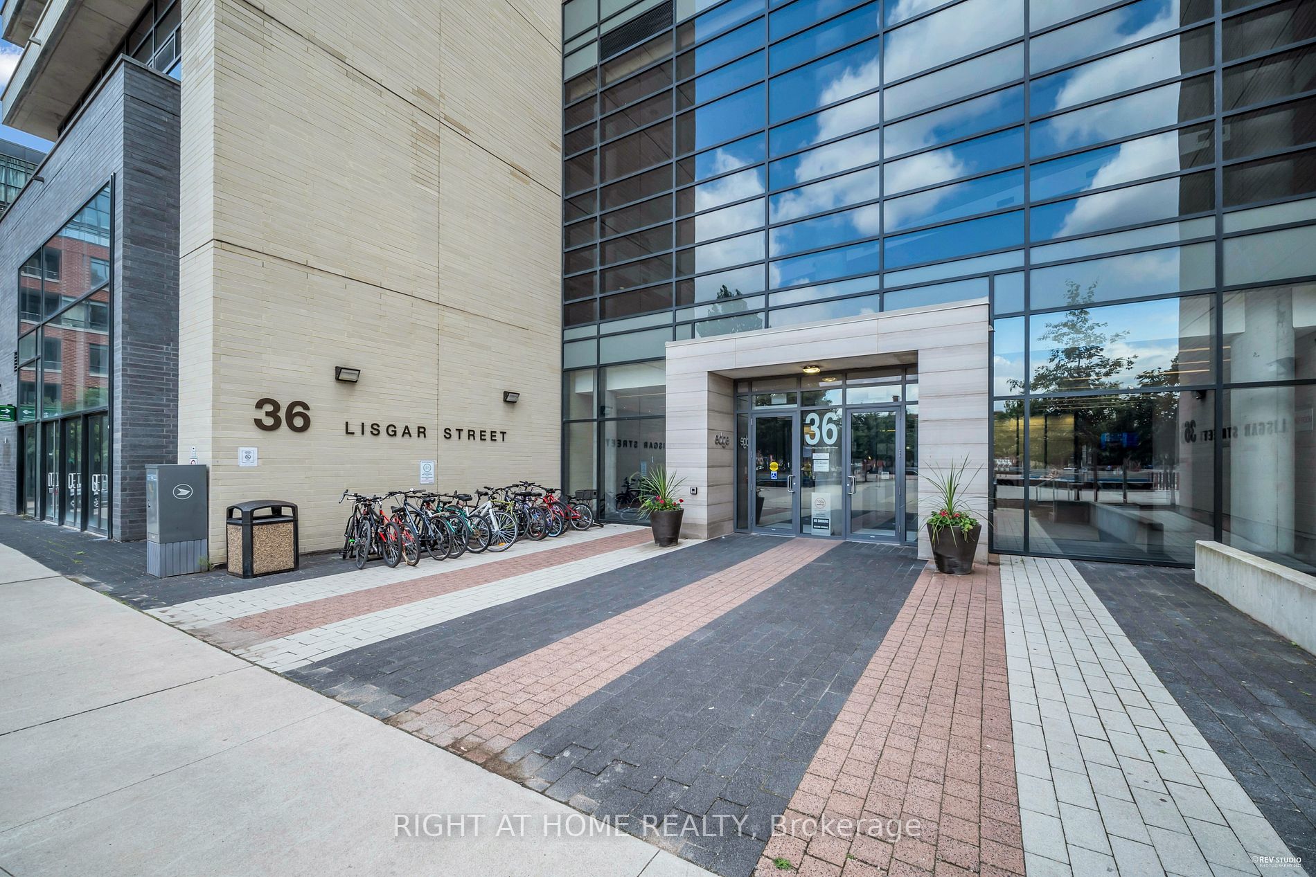 36 Lisgar St 619W