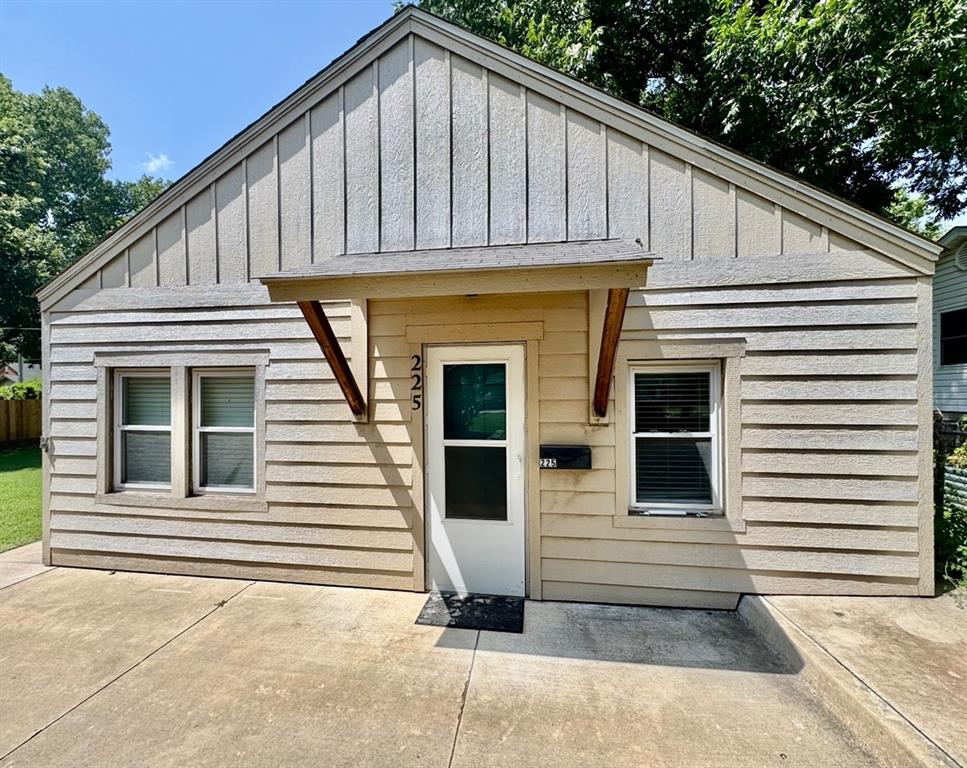 Charming 1 bed 1 bath home in the heart of addendum with convenient access to all amenities within walking distance! Tastefully updated with all hard flooring throughout and all appliances included! Central HVAC, and small storage shed in the back. **This property shares a yard with the neighboring house and therefore Pets are only allowed on case by case basis with owners approval and minimum $250 upfront + $30/month per pet.** $55 application fee per adult and $99 Doc Prep Fee due upon move in. Available and looking for ASAP Lease start/Move-in day. Tenant is responsible for all utilities.